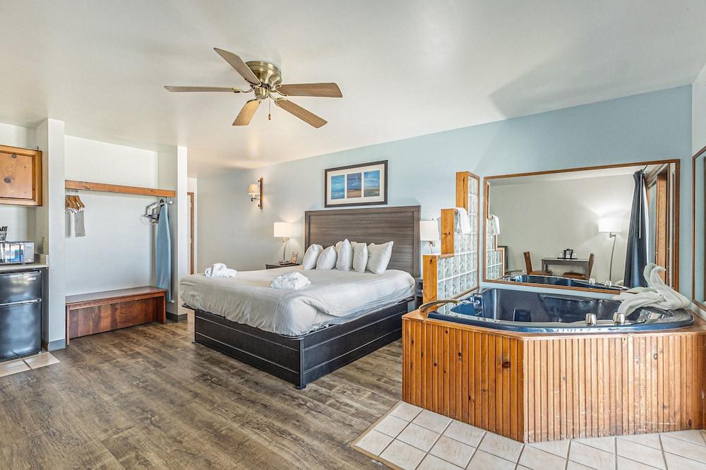 Snyder's Shoreline Inn photo 85