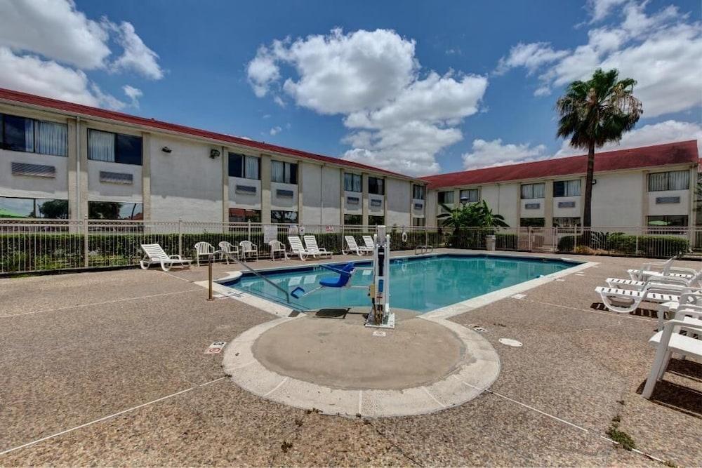 Executive Inn & Suites photo 4
