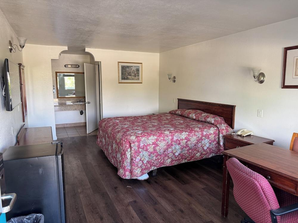 Royale Inn Motel photo 2