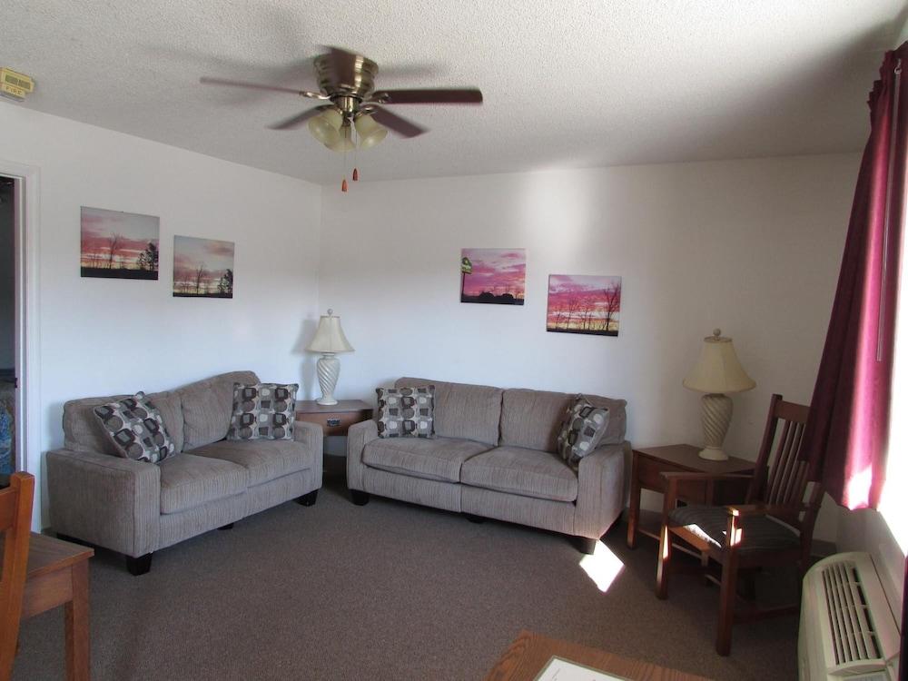 Douglas Inn & Suites photo 36