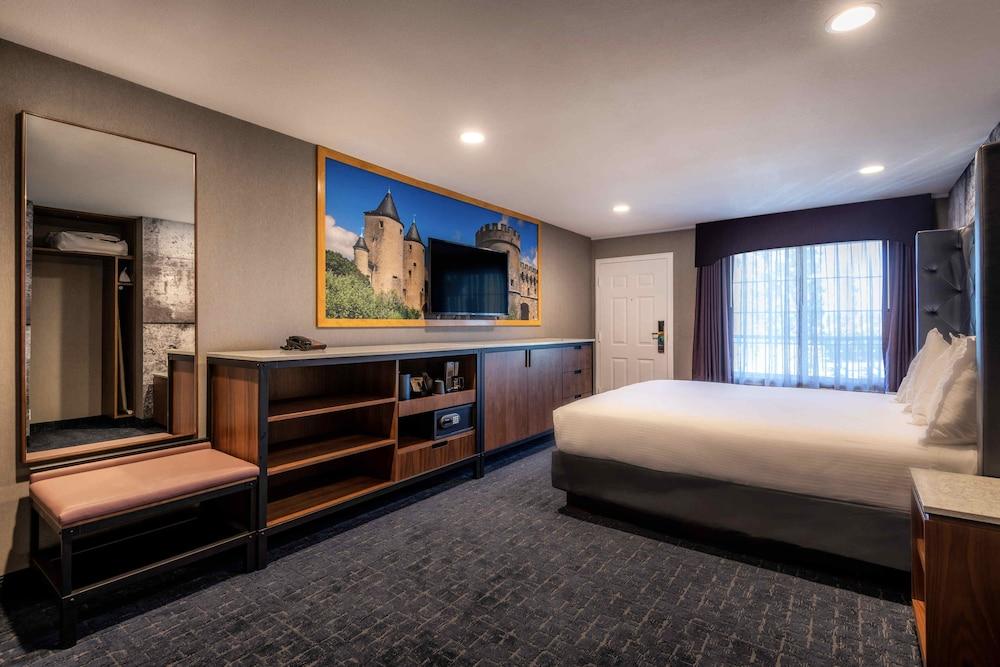 Anaheim Camelot Inn & Suites photo 32