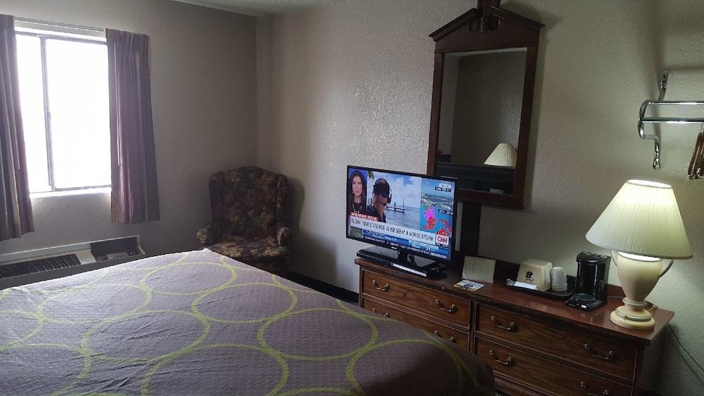 Super 8 by Wyndham Gallup photo 16