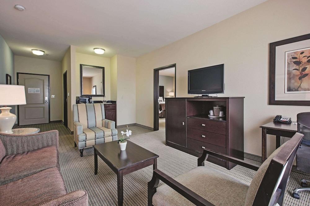 La Quinta Inn & Suites by Wyndham DFW Airport West - Euless photo 9