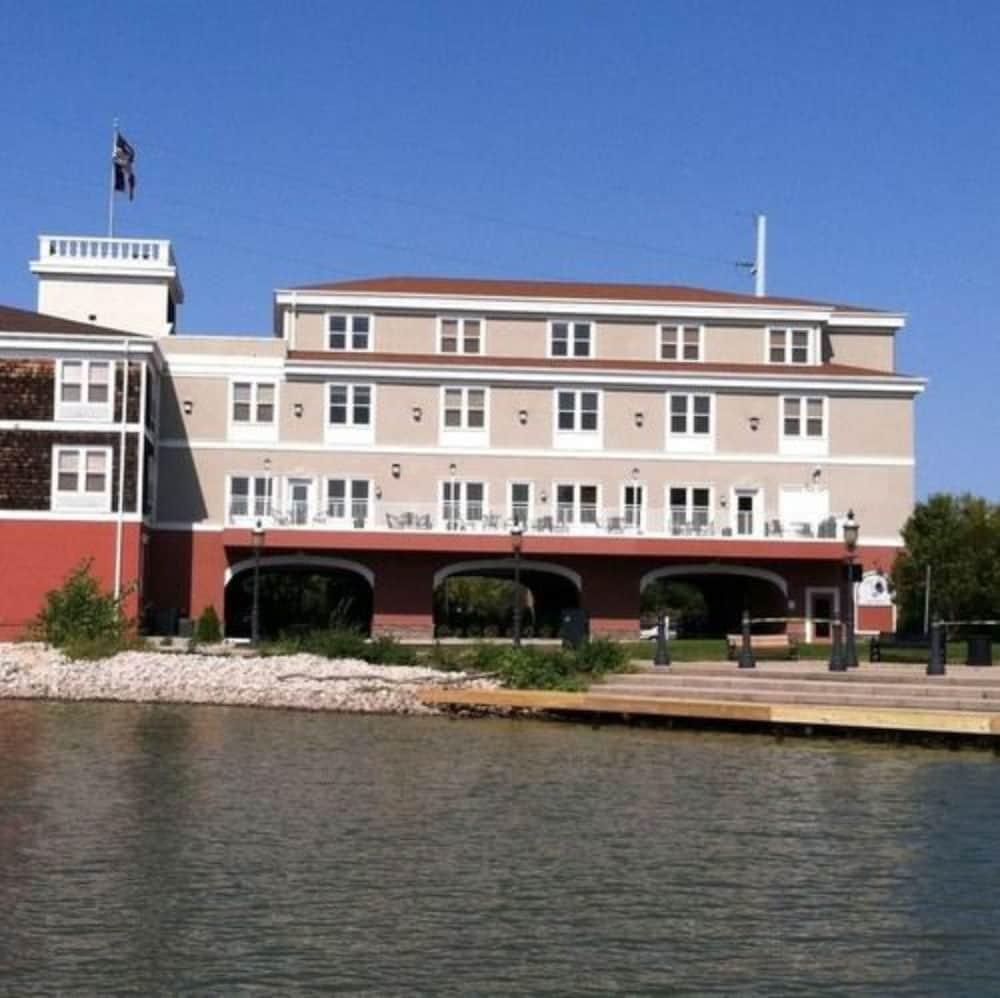 Nuks Executive Suites — hotel in De Pere