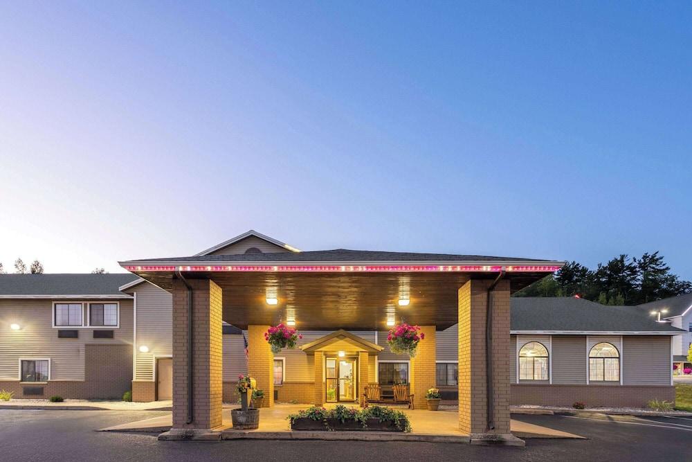 Days Inn by Wyndham Iron Mountain photo 75
