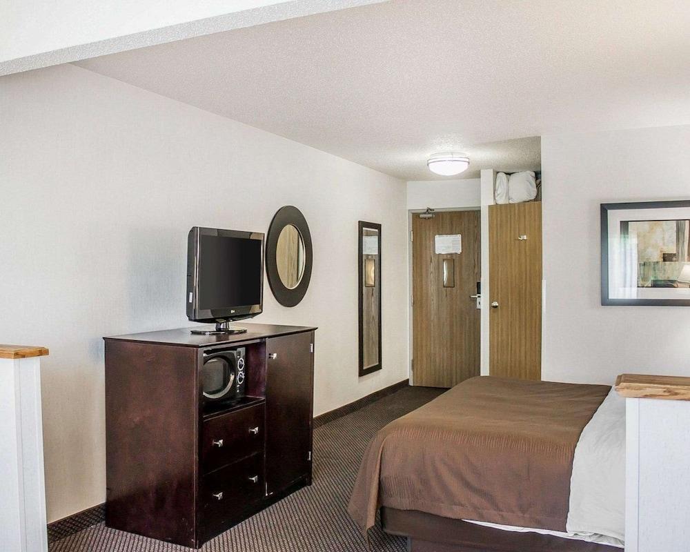 Quality Inn & Suites Sturgeon Bay photo 23