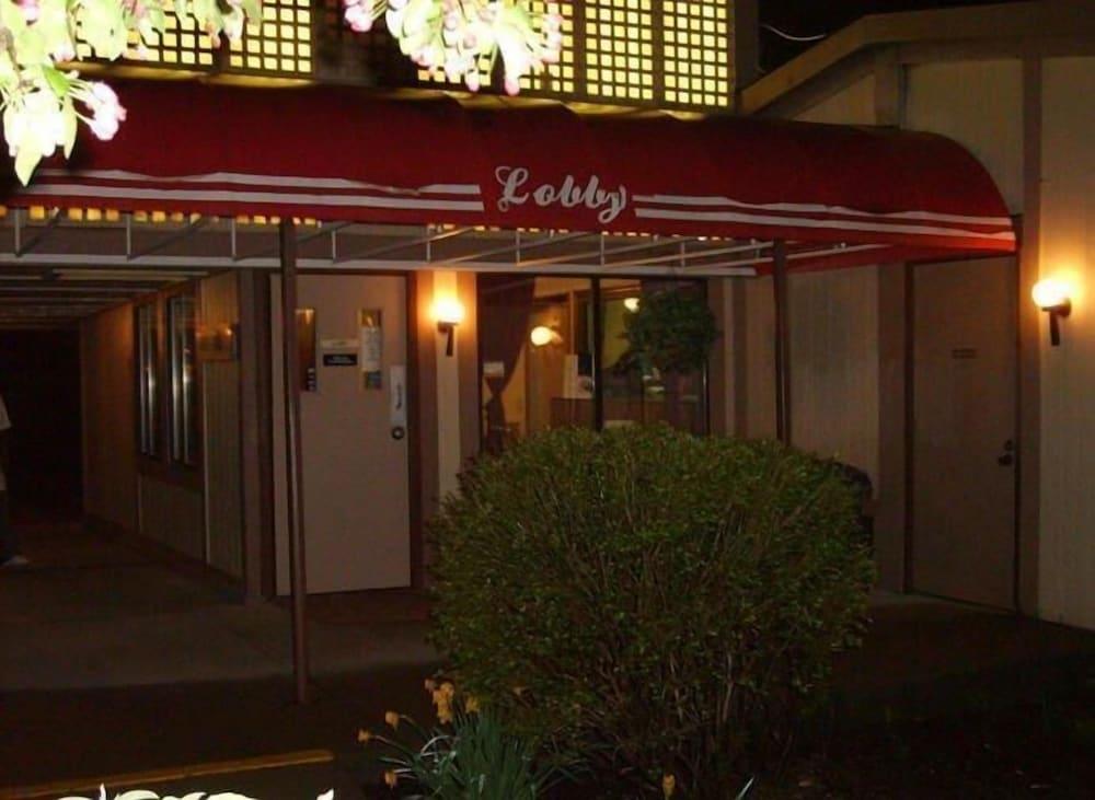 Budgetel Inn & Suites photo 5