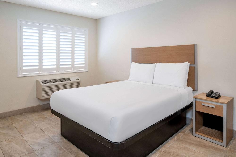 Super 8 by Wyndham Bakersfield Ca photo 23