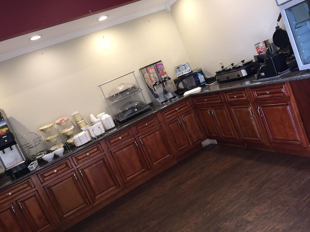 Howard Johnson by Wyndham Dothan photo 17
