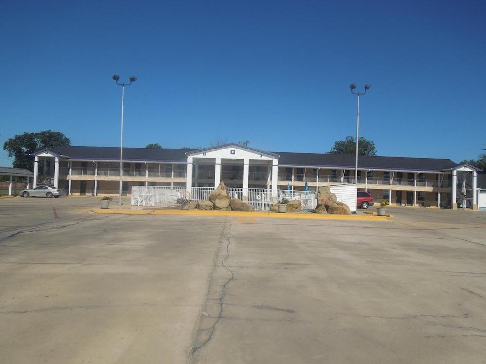 Relax Inn Mineral Wells photo 9