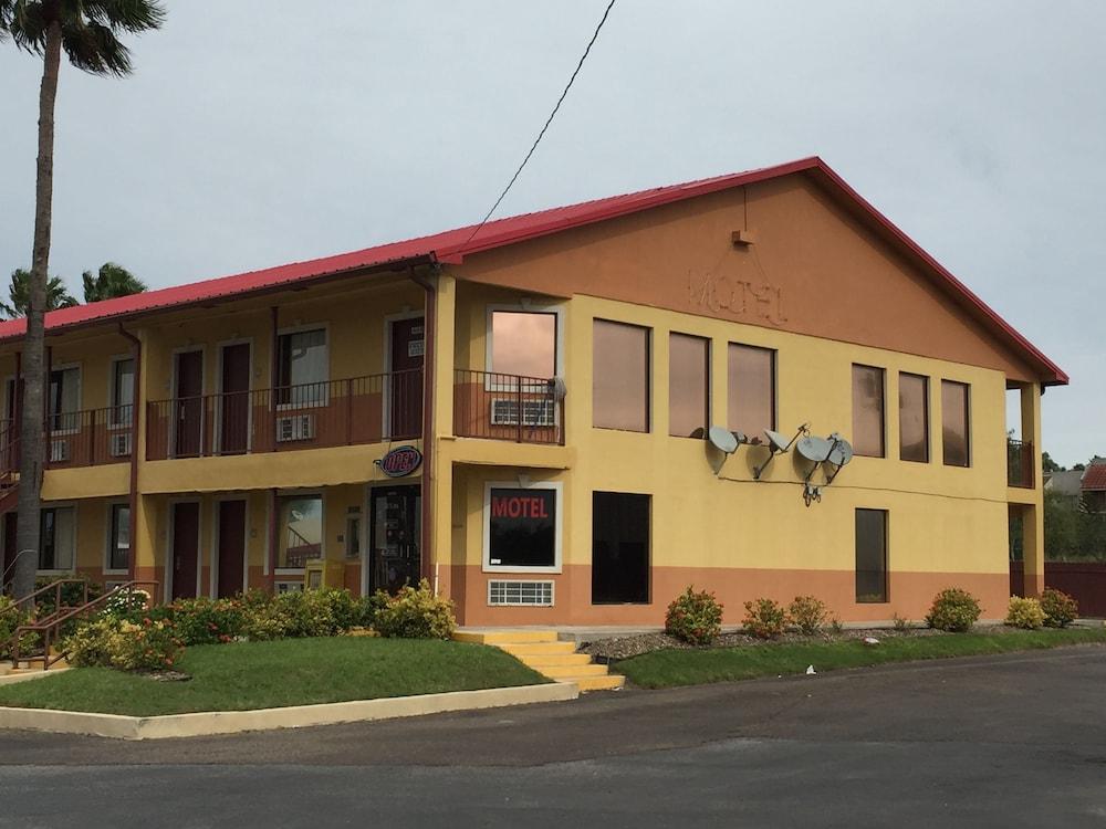 Deluxe Inn Airport photo 16