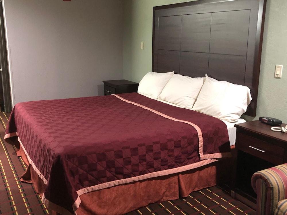 Texas Inn & Suites photo 8