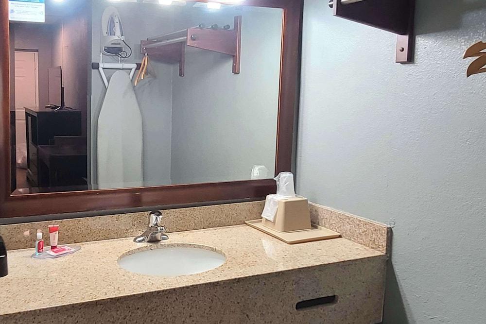Econo Lodge Forest City photo 21