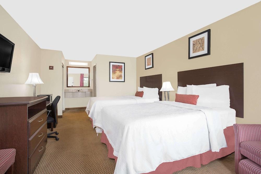 Baymont by Wyndham Greenville photo 13