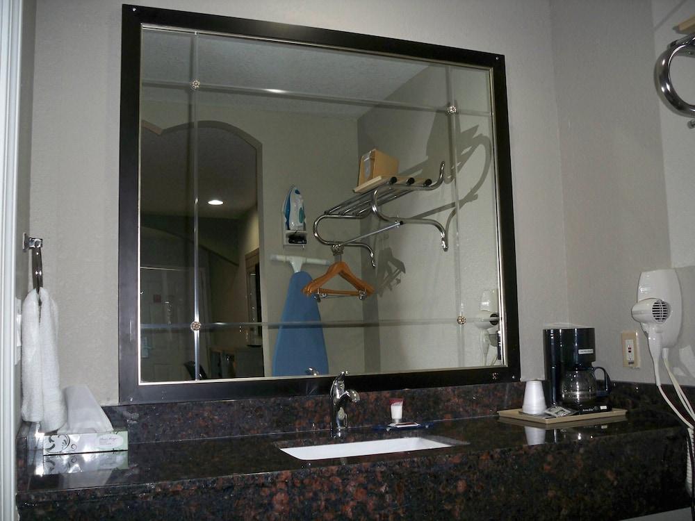 Scottish Inn & Suites photo 60