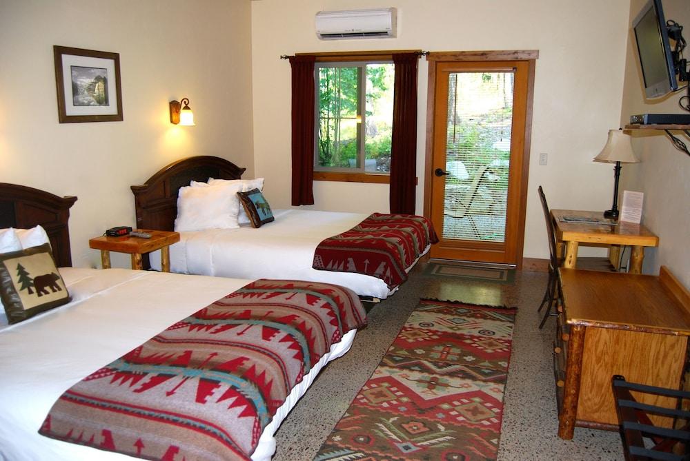 Glacier Guides Lodge photo 34