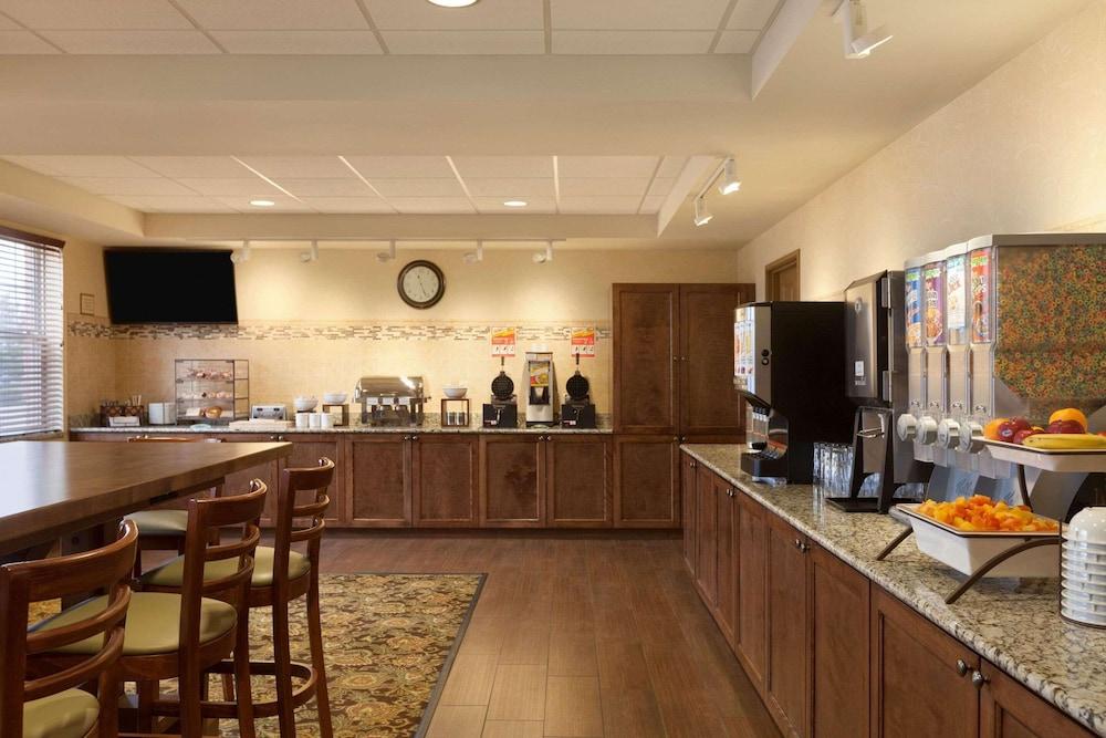 Country Inn & Suites by Radisson, Dundee, MI photo 21