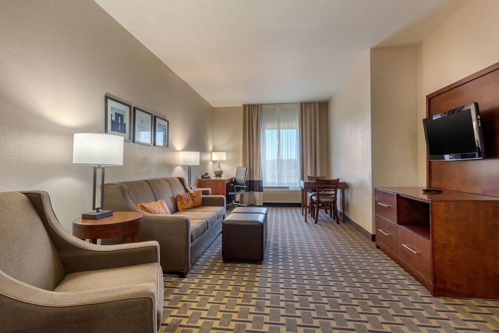 Comfort Suites Rolla photo 28