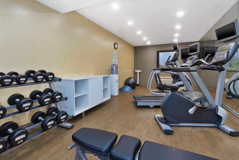 Holiday Inn Express Detroit-Warren by IHG photo 29
