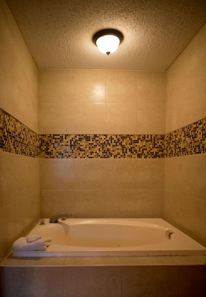 Scottish Inn and Suites photo 7