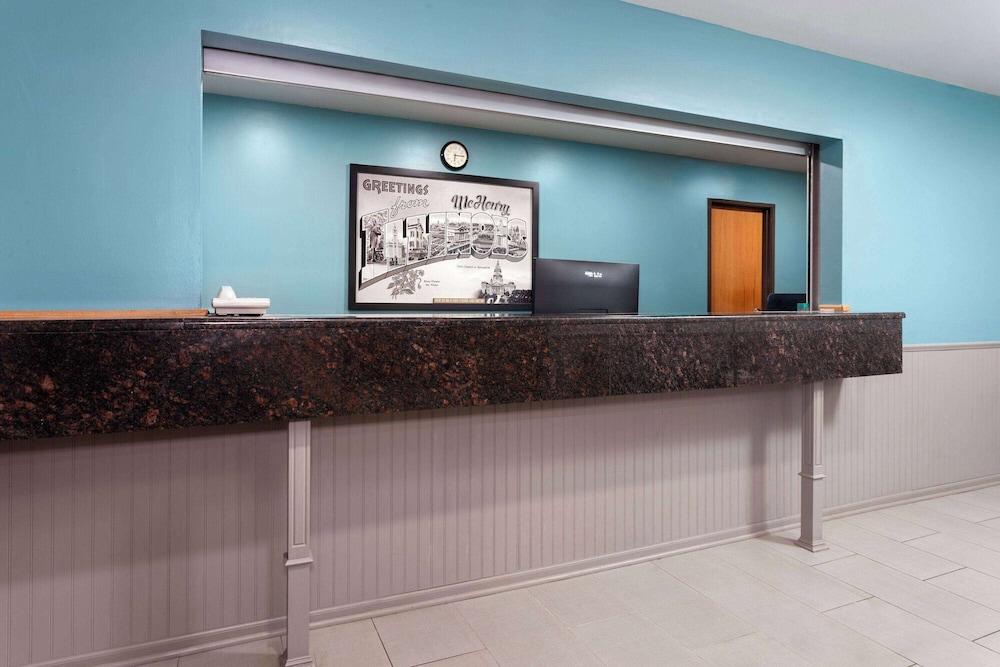 Super 8 by Wyndham McHenry/Fox Lake Area photo 3
