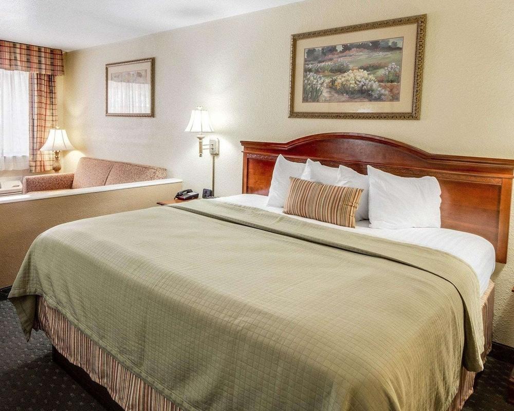 Econo Lodge Inn & Suites Eagle Pass photo 36