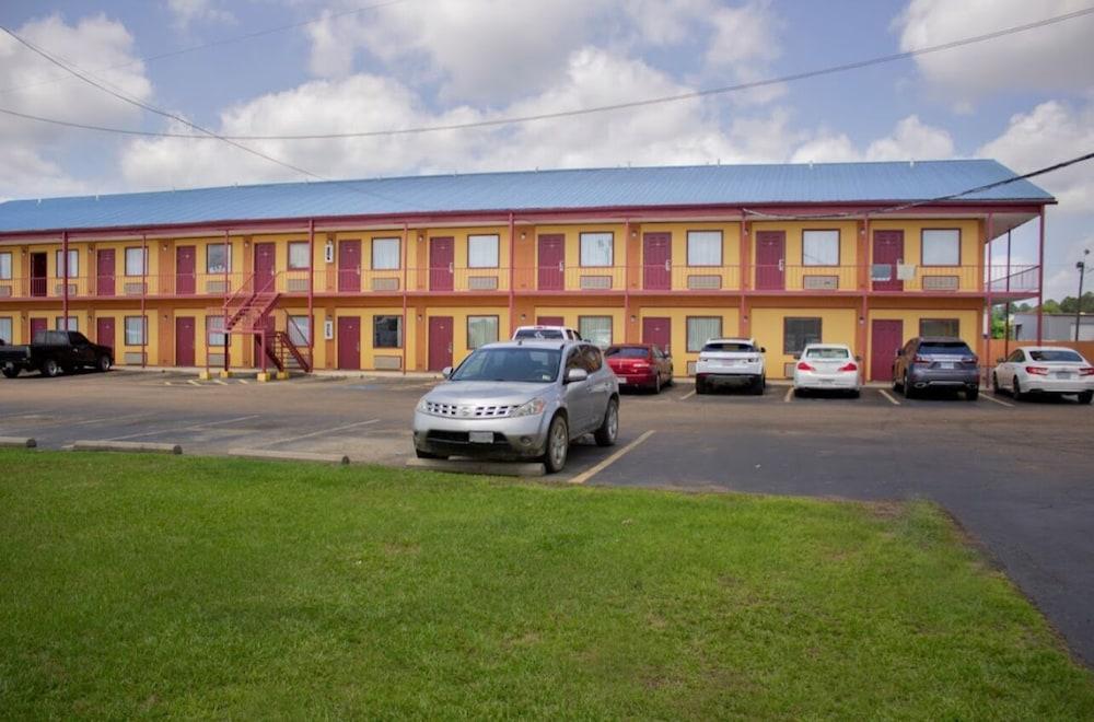 Deluxe Inn photo 1