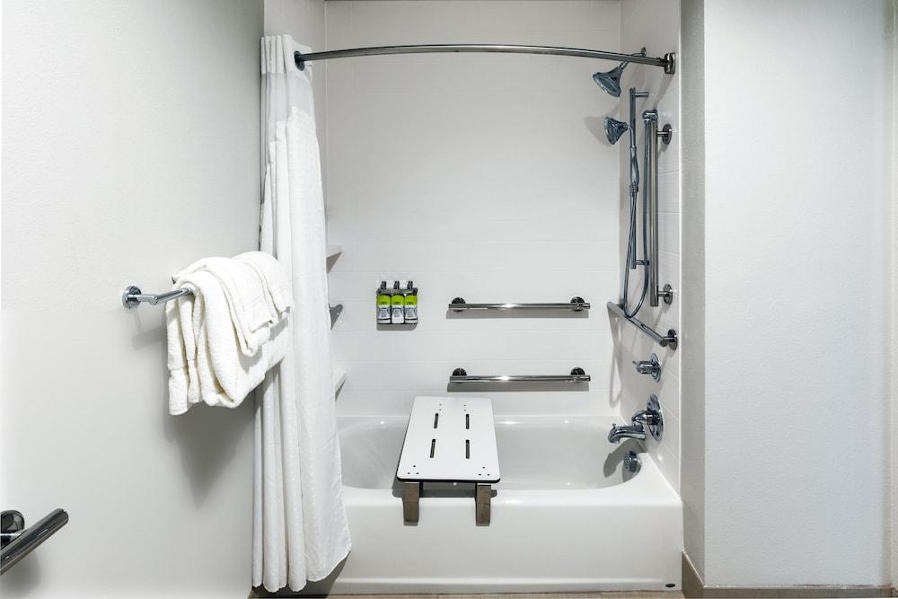 Holiday Inn Express & Suites Denton - Sanger by IHG photo 13