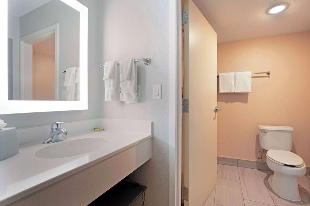 Best Western Plus Fort Worth North photo 15