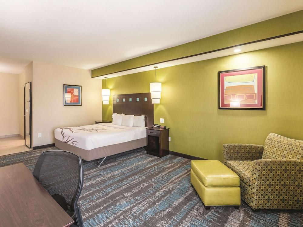 La Quinta Inn & Suites by Wyndham Dallas Grand Prairie South photo 14