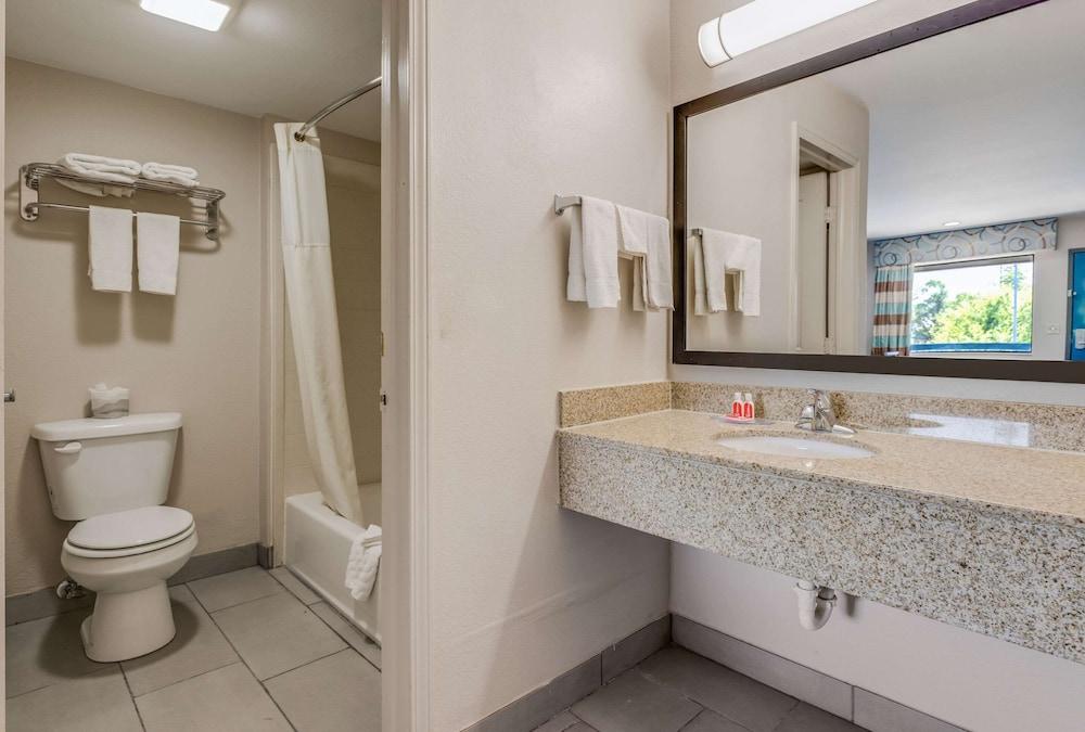Econo Lodge Inn & Suites Enid South photo 31