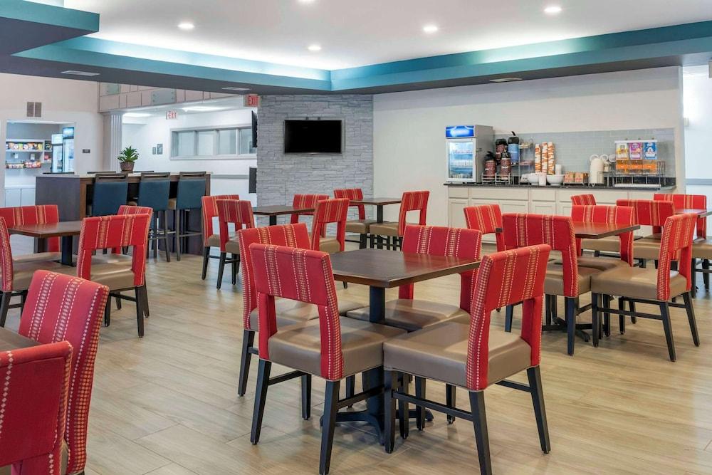 Comfort Suites Elgin Northwest photo 25