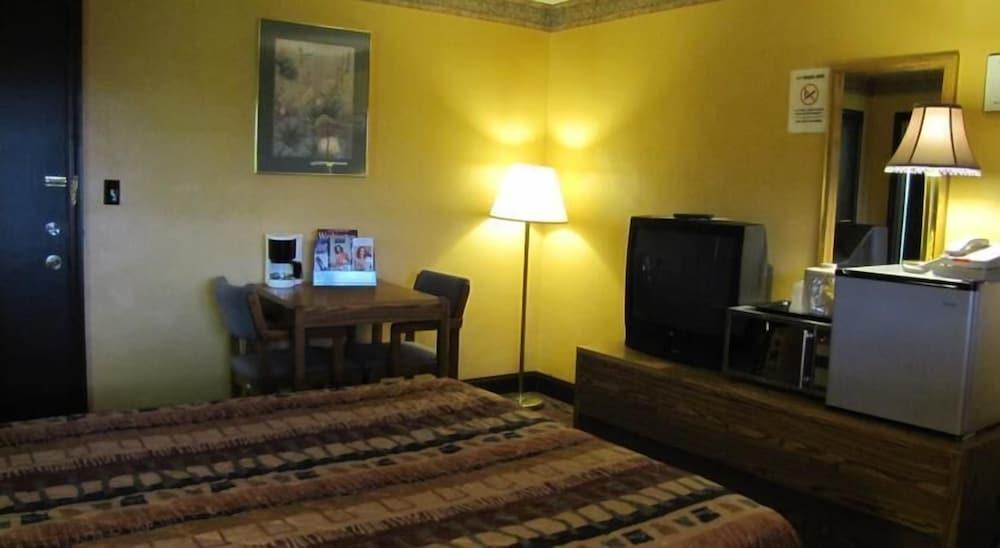 Colonial Inn Motel photo 16