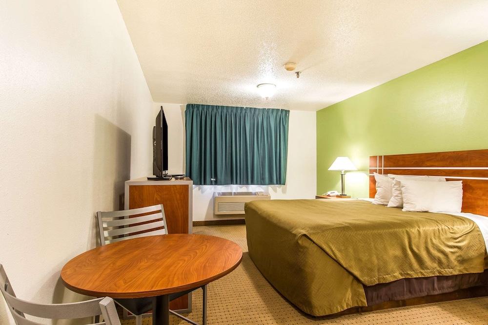 Econo Lodge Inn & Suites Pekin - Peoria Area photo 18