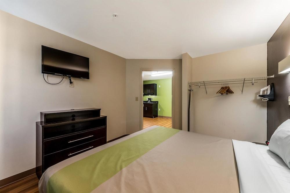 Super 8 by Wyndham Kenedy photo 16