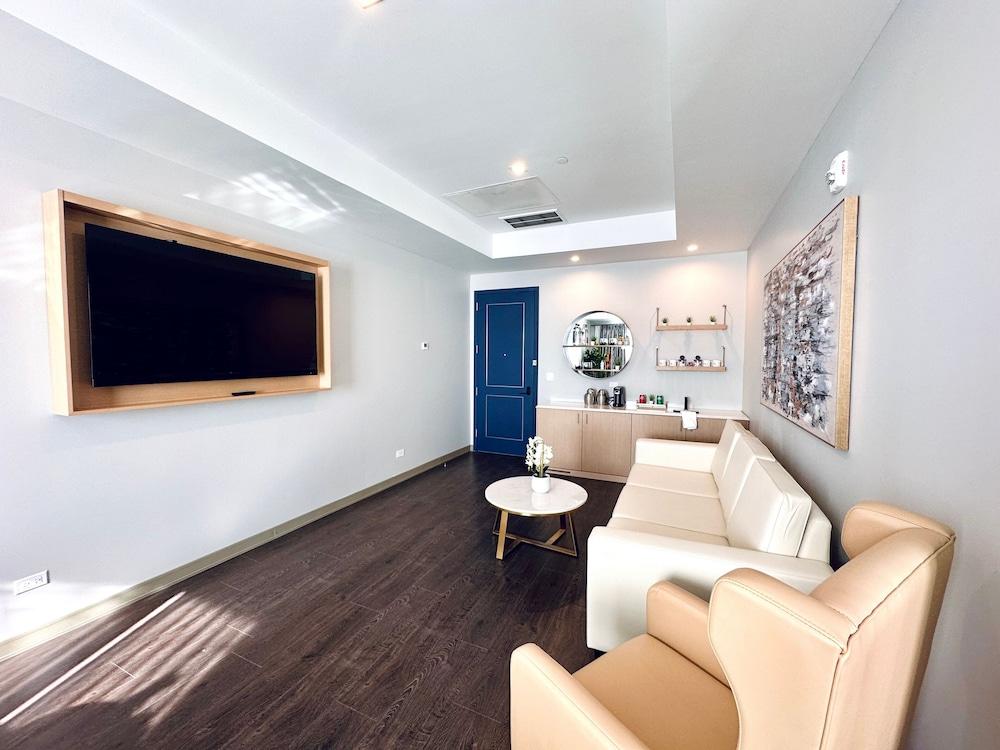 Chez Hotel Arlington Heights photo 55