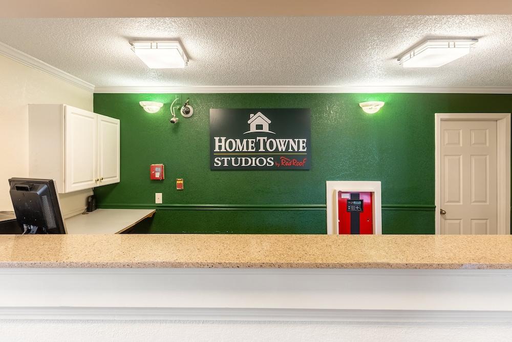 HomeTowne Studios by Red Roof Atlanta NE - Downtown Norcross photo 4