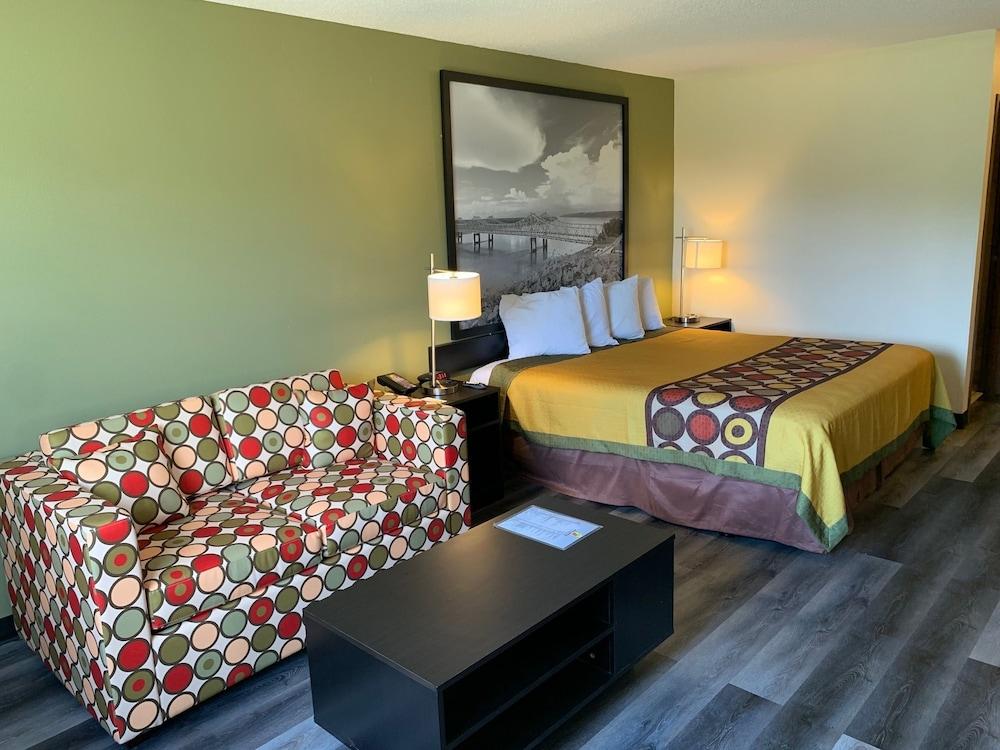 Super 8 by Wyndham Clinton photo 3