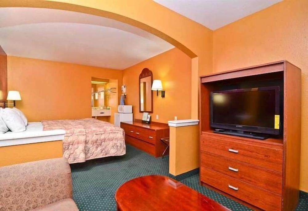 Pine Point Inn & Suites photo 8