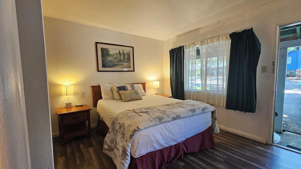 Cedar Lodge Motel photo 50