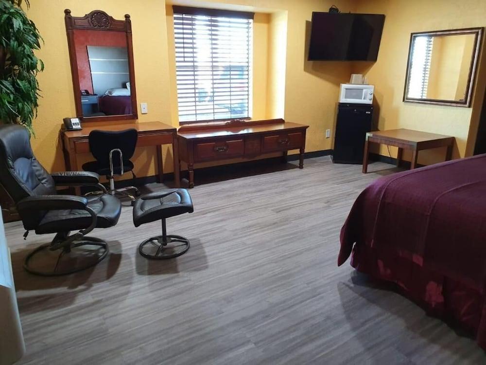 Chaparral Motel photo 14