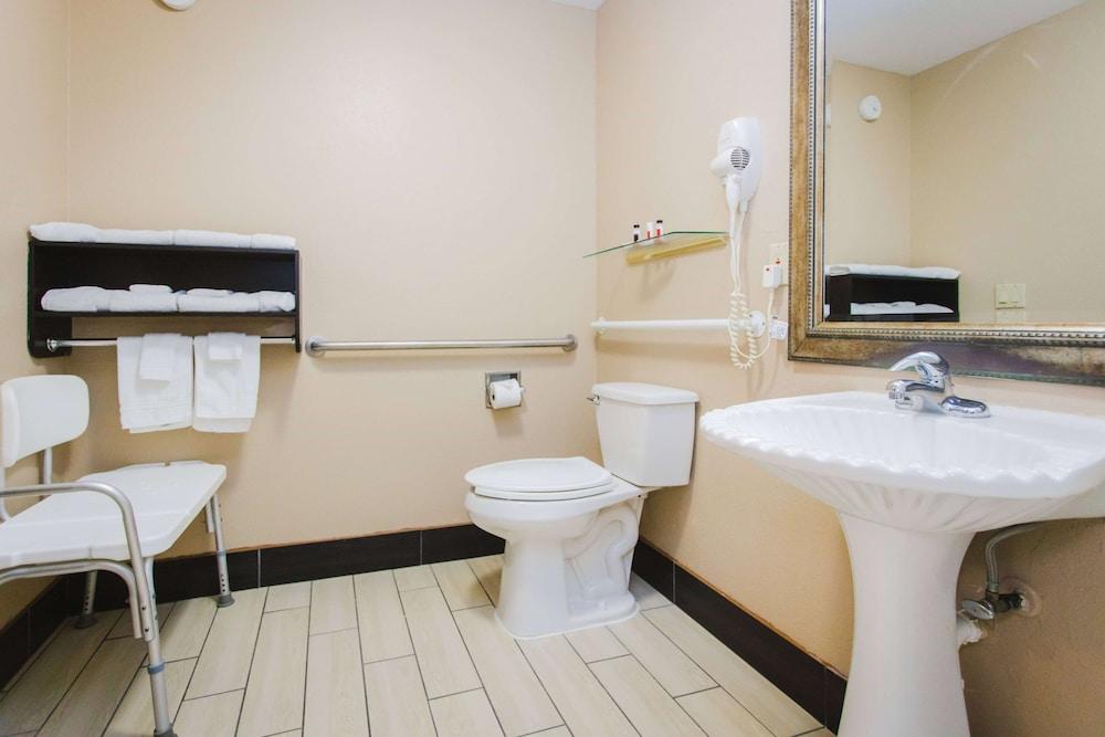 Days Inn by Wyndham Rosenberg photo 20