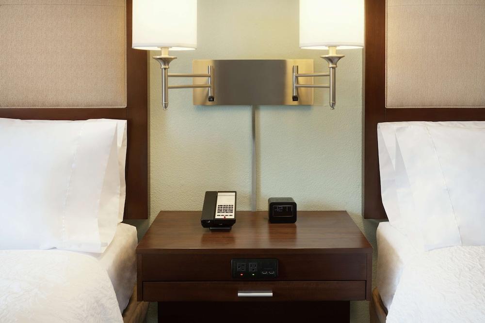 Hampton Inn Clackamas photo 17