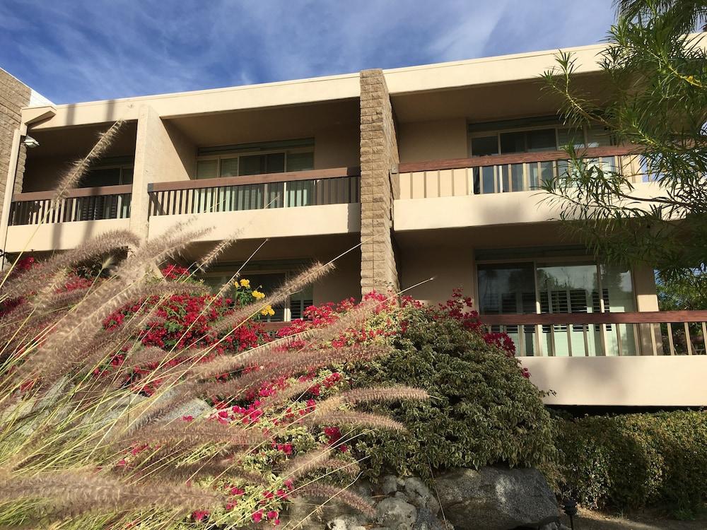 GetAways at Palm Springs Tennis Club photo 1
