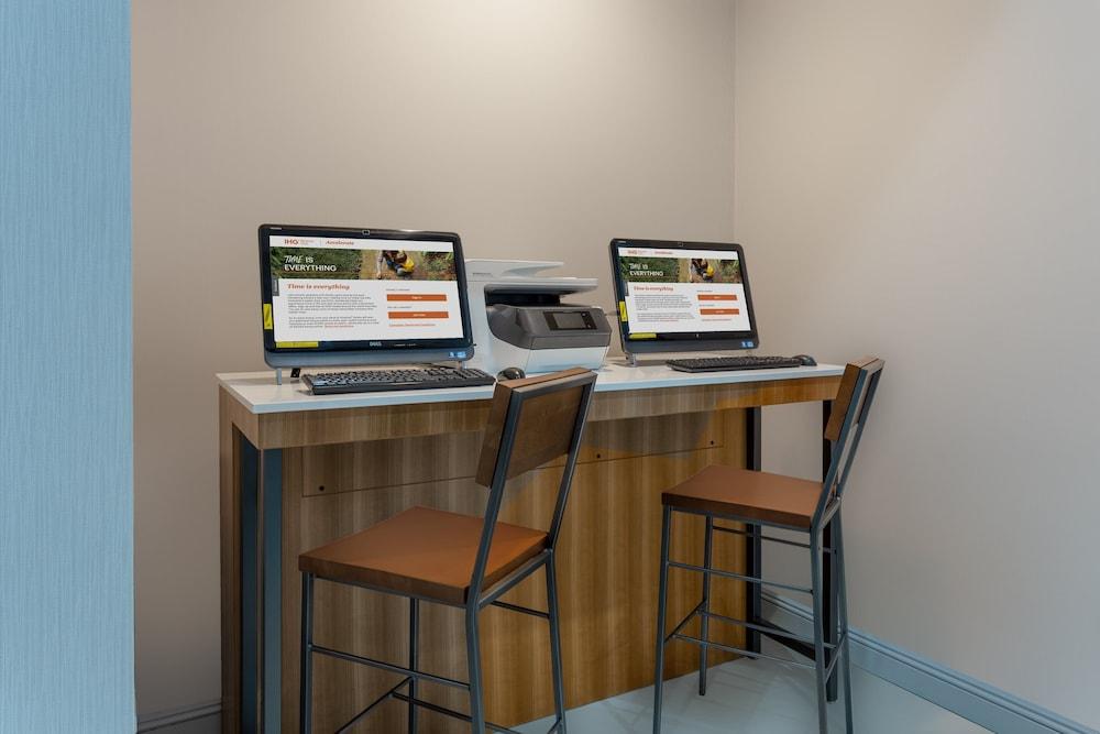 Holiday Inn Express Laguardia Airport, an IHG Hotel photo 17