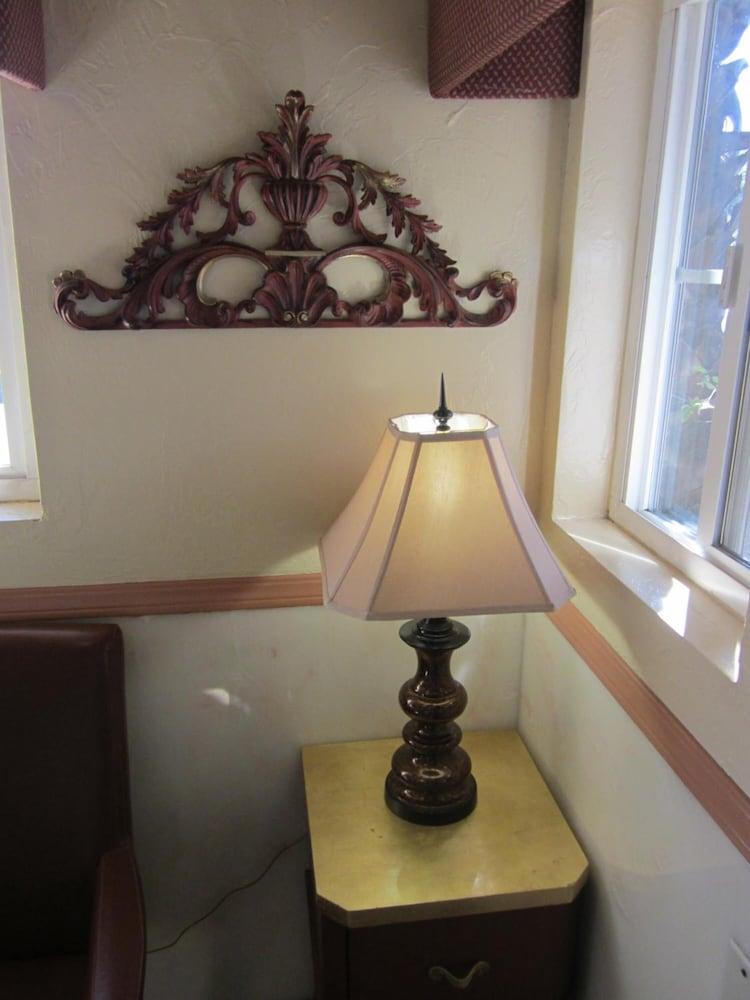 Civic Center Lodge photo 33