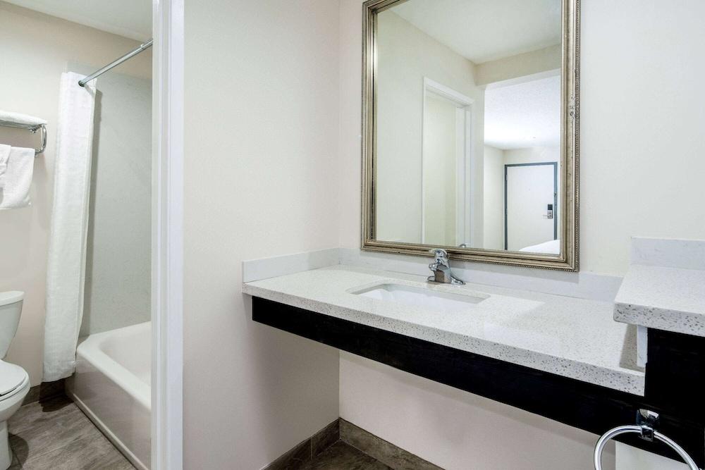 Super 8 by Wyndham Bakersfield Ca photo 26