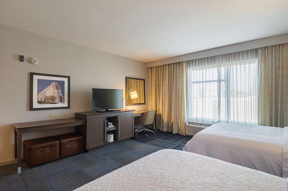 Hampton Inn Chicago North-Loyola Station photo 14