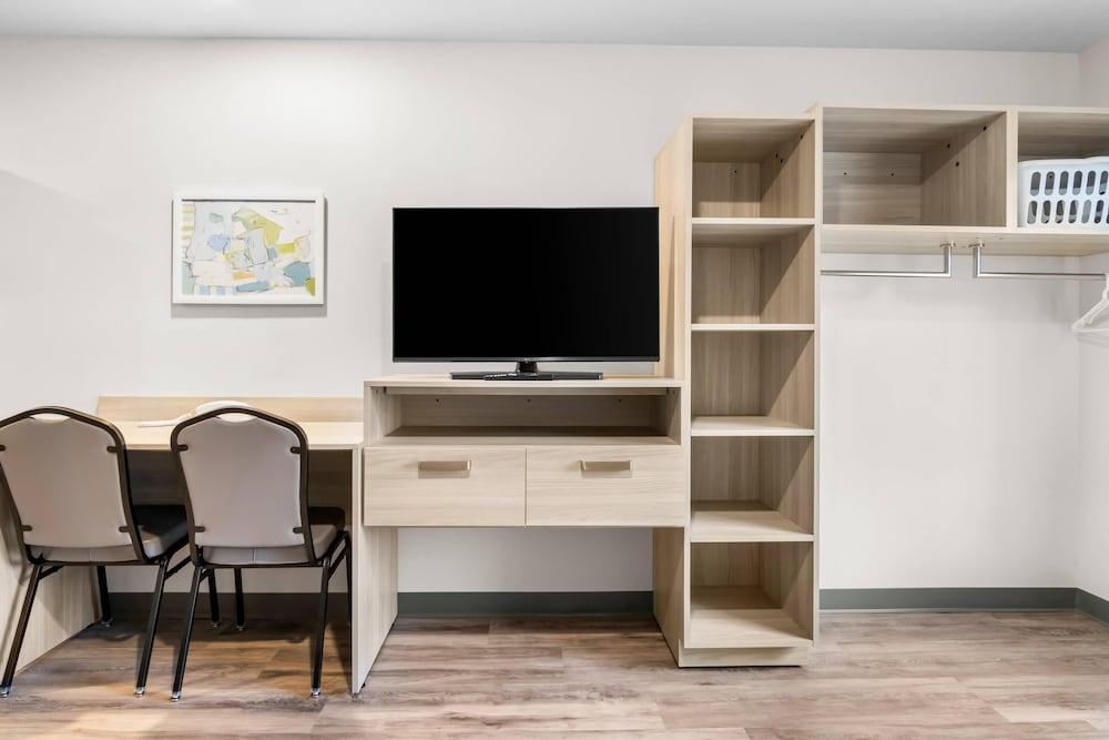 Woodspring Suites Elkhart photo 13