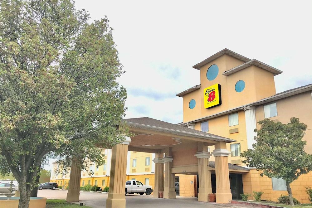 Super 8 by Wyndham Temple I-35 photo 1